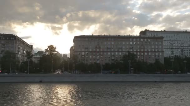 Het uitzicht vanaf de boot zeilen op de Moskou-rivier — Stockvideo