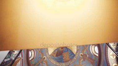 Tavan duvar resimleri ve kilisede avize