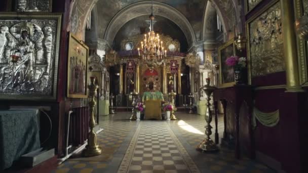 Православная церковь. вид изнутри. алтарь и иконы — стоковое видео