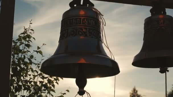 Kostelní zvony při západu slunce — Stock video