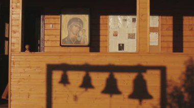 Gün batımında kilise çanları