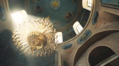 Tavan duvar resimleri ve kilisede avize