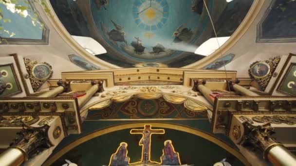 Chiesa ortodossa. una vista all'interno. altare e icone — Video Stock