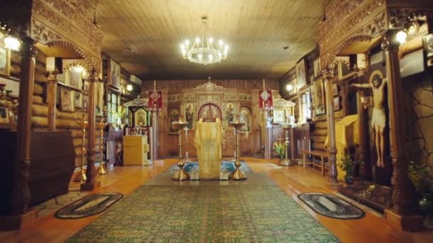 Ορθόδοξη Εκκλησία. μια άποψη στο εσωτερικό. βωμός και εικονίδια — Αρχείο Βίντεο