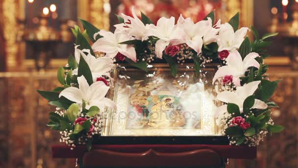 Православная икона в Церкви — стоковое видео