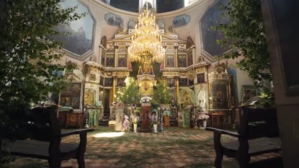 Iglesia Ortodoxa. una vista interior. altar e iconos — Vídeo de stock