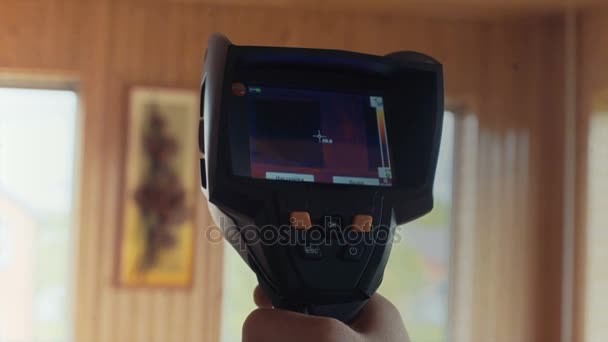 Fenster beheizt, die Messwerte einer Wärmebildkamera — Stockvideo