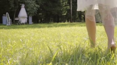 Beyaz dantel düğün elbise asmak ağaç dalı