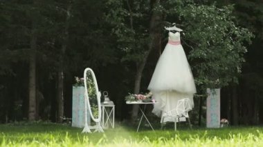 Beyaz dantel düğün elbise asmak ağaç dalı