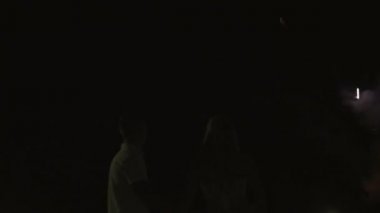 Gelin ve damat güzel renkli havai fişek izlerken