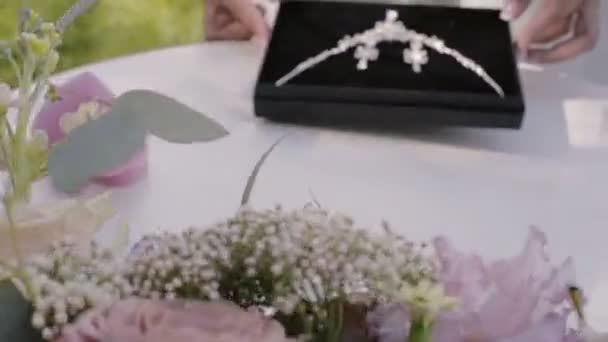 Bride choosing jewelry — Stock Video