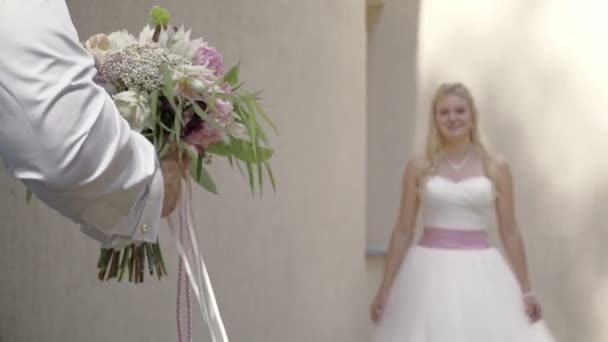 The first meeting of the bride and groom on the wedding day. — Stock Video