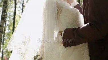 Gelin ve damat ormanda güzel öpücük