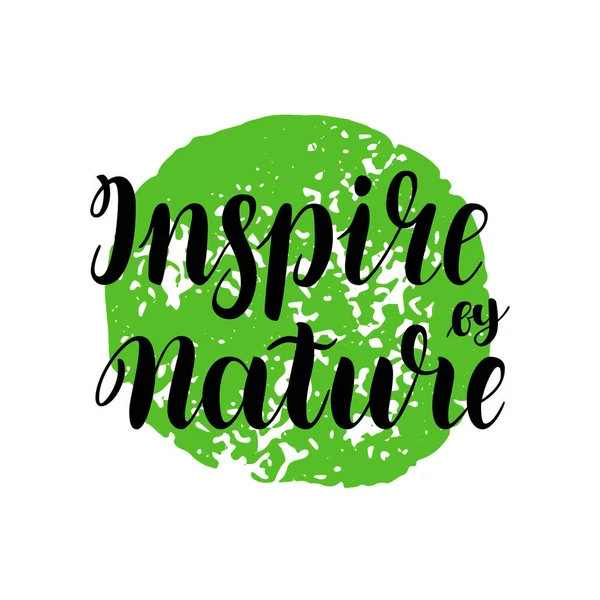 Inspireren door de natuur. Borstel handgetekende motiverende belettering. Zwarte letters op witte geïsoleerd. Vectorillustratie. — Stockvector