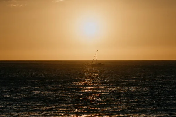 Samotny Statkiem Zachodzie Słońca — Zdjęcie stockowe