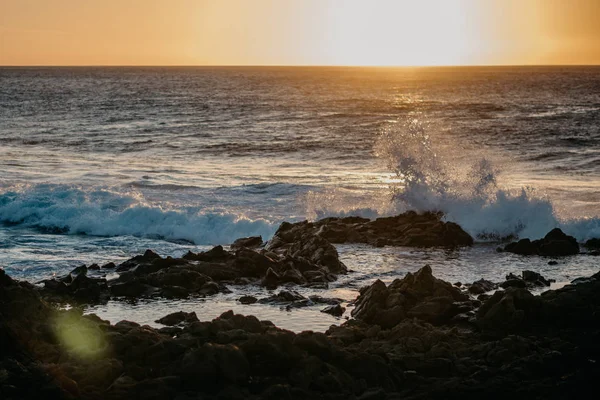 Hermosa Puesta Sol Con Enormes Olas Oceánicas Tenerife —  Fotos de Stock