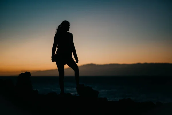 Flickan Står Berget Nära Havet Solnedgången Siluett Teneriffa — Stockfoto
