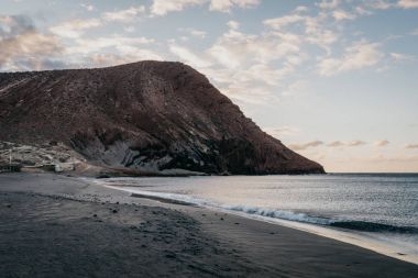 Güneşin üzerinde dağ Roja. Tenerife