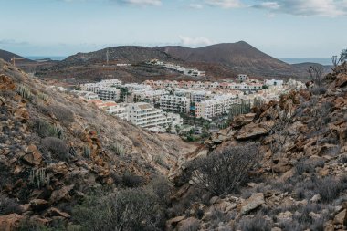 Palm Mar akşam iki taş arasında şehrin görünümü. Tenerife