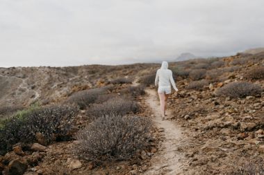 Güzel kız volkanik çöl yoluyla yak²n akşam yürür. Teide Milli Parkı. Tenerife 