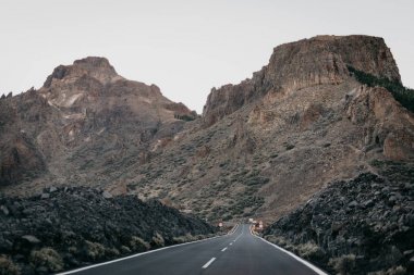 Karayolu ile volkanik kayalar sabah dağlara gidiyor. Teide Milli Parkı. Tenerife