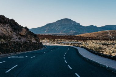 Yeni asfalt yol Kanyon ile yeri sol ve arkadaki dağ sabah geçer. Teide Milli Parkı. Tenerife