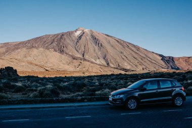 Teide yanardağı mavi gökyüzü, büyük bir gölge ve hatchback ön sabahları. Teide Milli Parkı. Tenerife