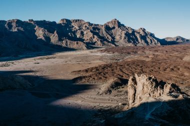 Yeri arka planda dağlar ve gecenin büyük gölge ile önündeki küçük rock