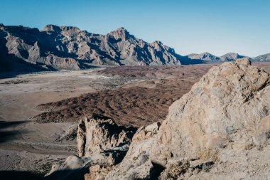 Arka ve ön sabah taşlarla yeri. Teide Milli Parkı. Tenerife