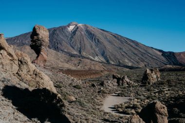 Teide yanardağı arka plan ve Roque Cinchado ve sabah ön iz temiz mavi gökyüzü ile. Teide Milli Parkı. Tenerife