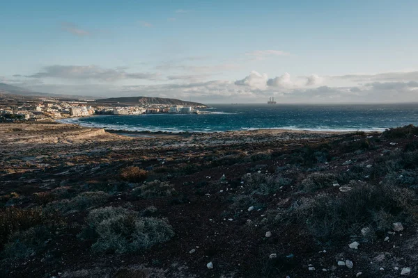 Vista Bahía Del Océano Con Pequeño Pueblo Orilla Por Mañana —  Fotos de Stock