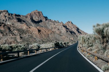 Otoyol kanyonda sabah gider. Teide Milli Parkı. Tenerife