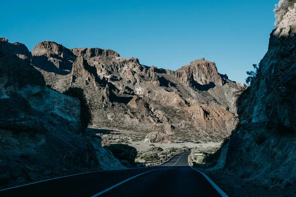 Nieuwe Asfaltweg Gaat Door Canyon Tussen Twee Heuvels Ochtend Teide — Stockfoto