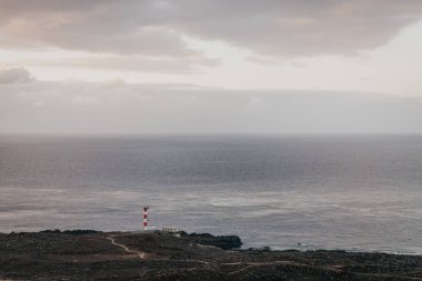 Atlantik Okyanusu kıyısında deniz feneri. Tenerife 