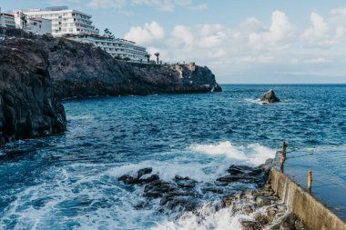 Kayalıklardan tatil kasabası Los Gigantes. Tenerife