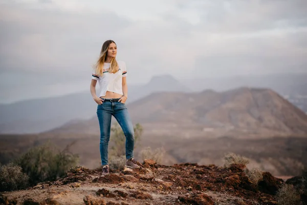 Flicka Poserar Bergen Soluppgången Teneriffa — Stockfoto