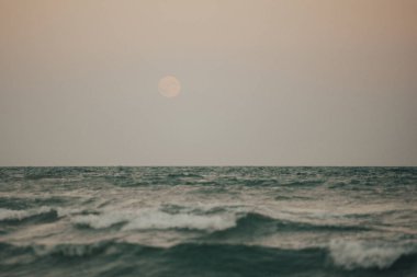 Akdeniz zümrüt ile renk gül gökyüzü aya ile akşam akşam Cullera içinde. Valencia İspanya