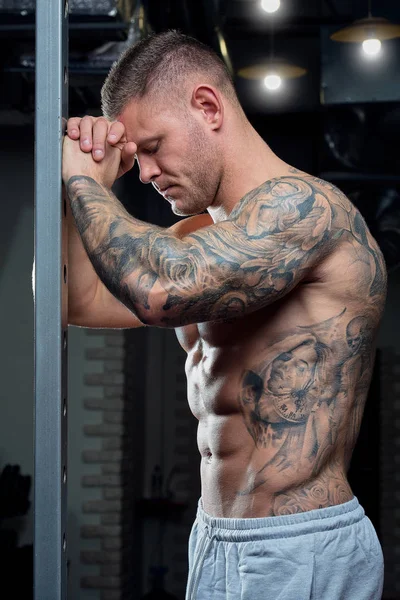 Muscular Shirtless Shredded Strong Tired Man Blue Eyes Tattoo Poses — Stock Photo, Image