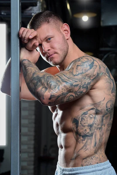 Muscular Shirtless Shredded Strong Relaxed Man Blue Eyes Tattoo Poses — Stock Photo, Image