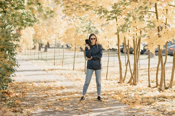 Elegante Hermosa Joven Fotógrafa Impermeable Azul Jeans Risitas Negras Gafas — Foto de Stock