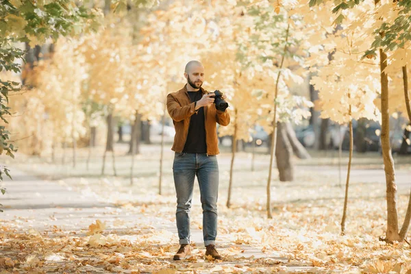 Calvo Brutale Fotografo Con Barba Una Giacca Pelle Scamosciata Camicia — Foto Stock