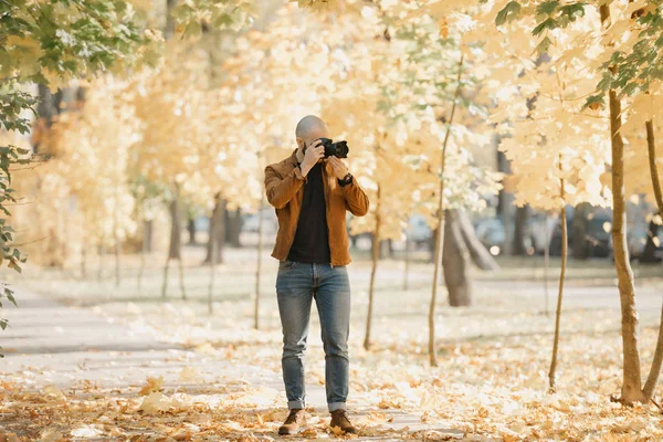 Fotógrafo Brutal Careca Com Barba Jaqueta Camurça Camisa Azul Jeans — Fotografia de Stock