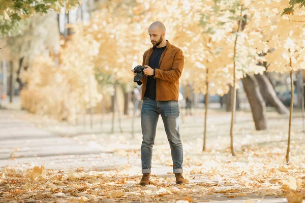수염을 대머리의 작가는 스웨이드 청바지 부츠를 착용하고 카메라를 공원에서 사진을 — 스톡 사진