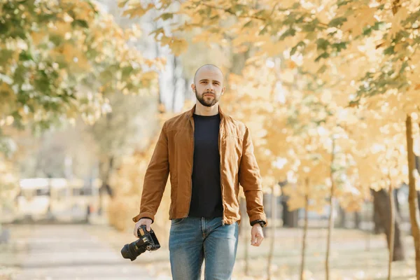 금발의 작가와 수염을 스웨이드 재킷을 셔츠와 청바지는 카메라를 공원으로 — 스톡 사진