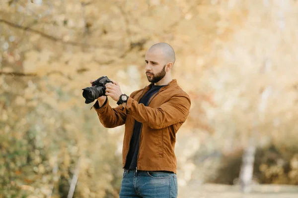 Bald Stylish Photographer Beard Suede Leather Jacket Blue Shirt Jeans — Stock Photo, Image