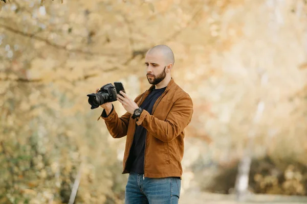 Bald Stylish Photographer Beard Suede Leather Jacket Blue Shirt Jeans — Stock Photo, Image