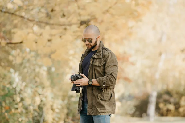 Kale Fotograaf Met Baard Aviator Zonnebril Met Spiegellenzen Olijf Lading — Stockfoto