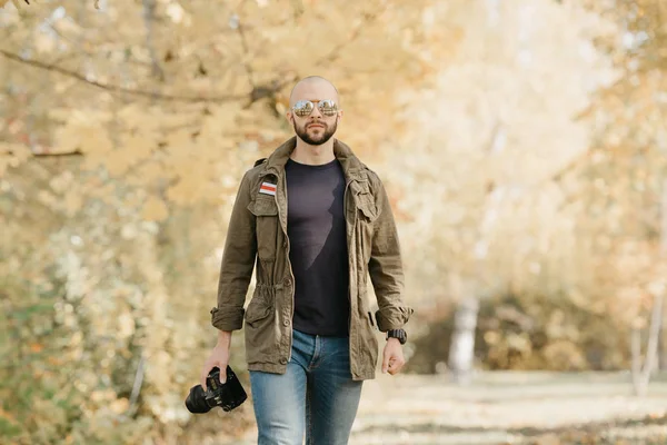 Kale Fotograaf Met Baard Aviator Zonnebril Met Spiegellenzen Olijf Militaire — Stockfoto