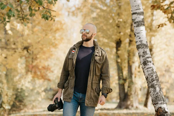 Plešatý Fotograf Plnovousem Leteckých Slunečních Brýlích Zrcadlovými Čočkami Olivovou Vojenskou — Stock fotografie