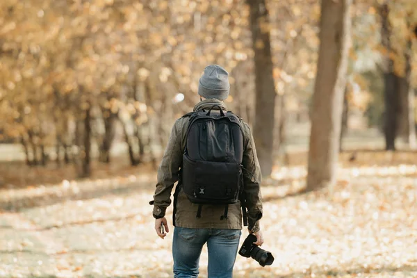 Giornalista Con Barba Giacca Combattimento Militare Olivastra Jeans Cappello Con — Foto Stock